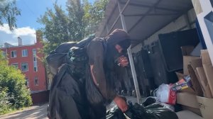КТО ОН ? ПАРЕНЬ КОТОРЫЙ ИСТЁР НОГИ В КРОВЬ И ВСЁ ИДЁТ , НО КУДА ?