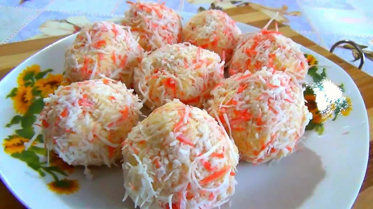 Крабовые Рафаэлло с сыром — простая закуска на праздничный стол с оригинальной начинкой