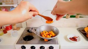 Миниатюрная кулинария: готовим жареные кабачки и горькую дыню
