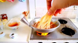Миниатюрная кухня: готовим сырную пасту на одной сковороде