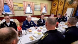 Путин пообедал с экипажем «Варяга» и поблагодарил моряков за проведение учений Тихоокеанского флота.