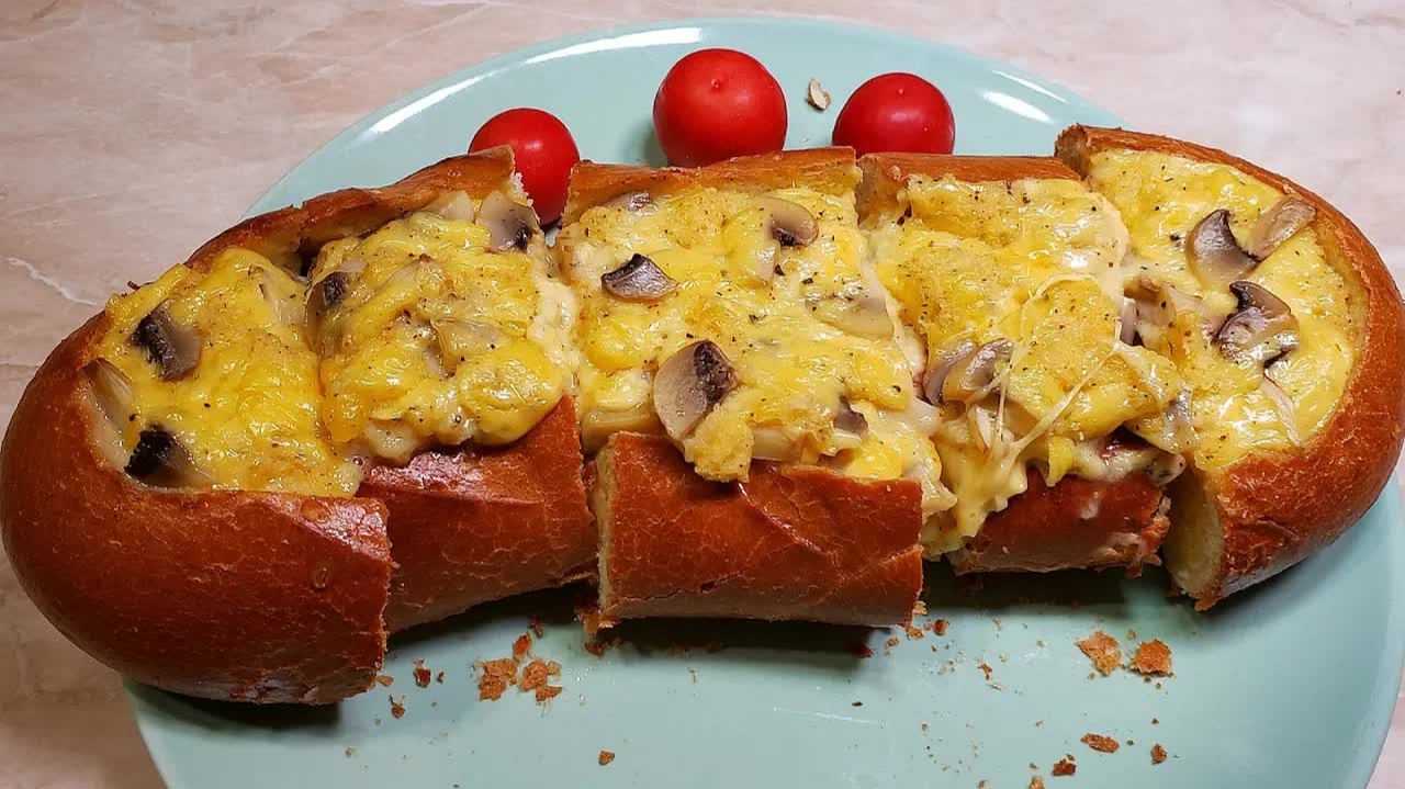 Батон с сыром и грибами в духовке — горячая закуска для выходного дня