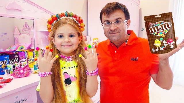 Диана и папа играют в Салон Красоты из конфет