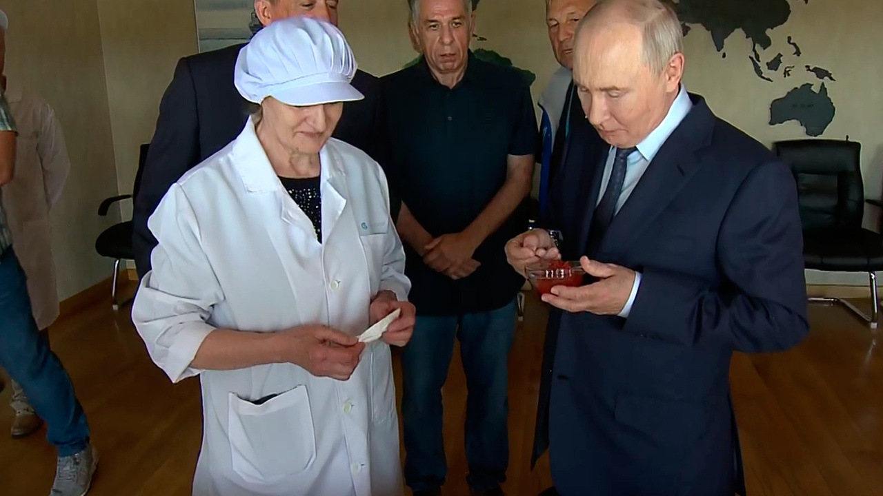 Путина угостили икрой на Курилах
