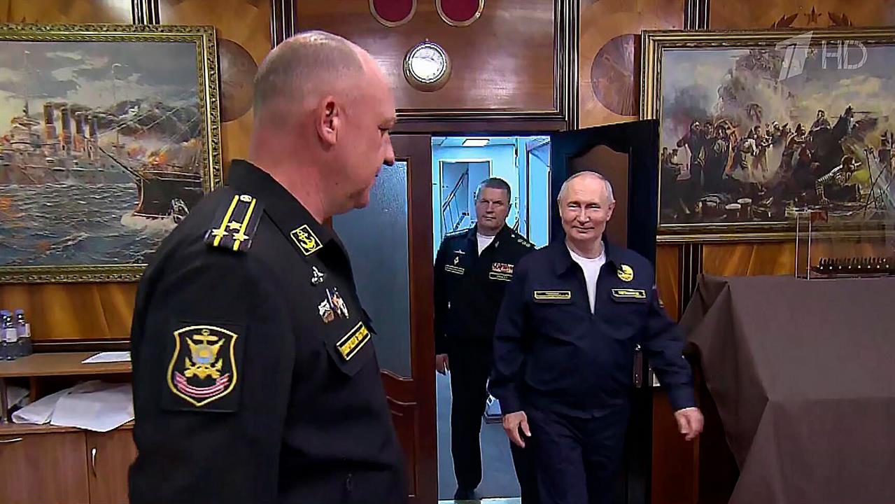 Президент прилетел на Итуруп - самый крупный остров Курильского архипелага.