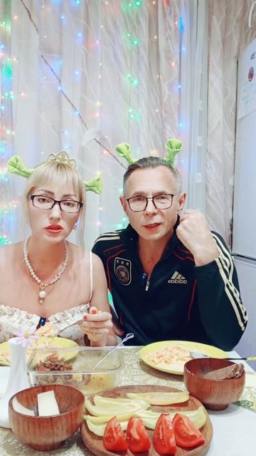 Салат с икрой😋😋😋,фрагмент мукбанга