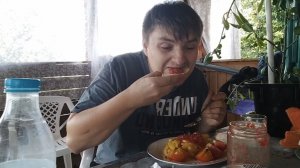 НАЧИНАЕМ С ИРИНОЙ ДЕЛАТЬ ХРЕНОВИНУ / ПРОБУЮ ЯДРЁНЫЙ СОУС 😋