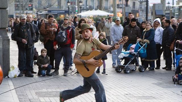 Вот песню уличный певец на русском и на португальском спел, про Мальчика в Тамбов, и в барабаны бить