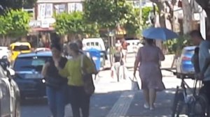 Инна Судакова бежит с пляжа