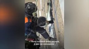 ⚡️Полное видео женщина пытается столкнуть альпиниста который делает ремонт дома