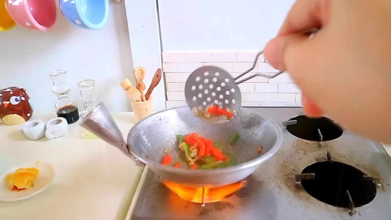 Миниатюрная кухня: курица в сливочном масле с овощами