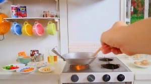 Миниатюрное приготовление куриного эскабече на игрушечной кухне ASMR