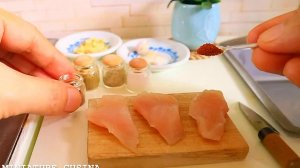 Мини-кулинария: готовим курицу с травами и запеченным картофелем