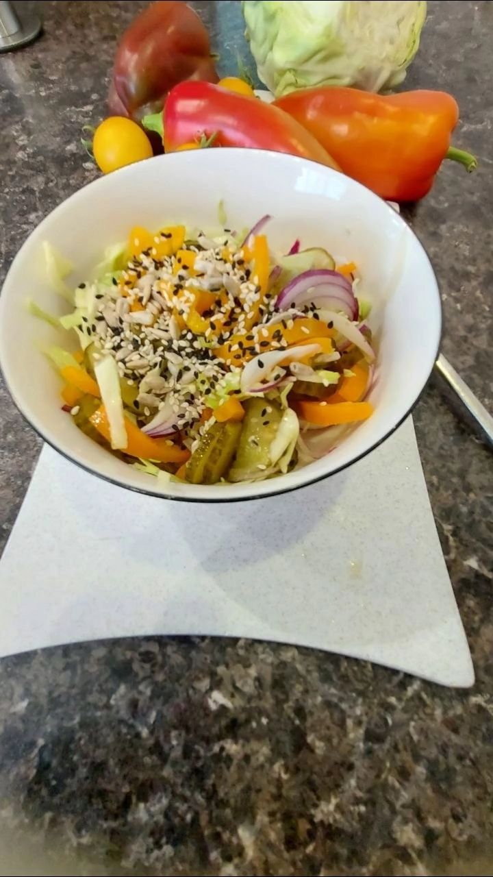 Салат из соленых огурцов