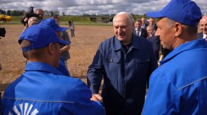 Лукашенко с комбайнёрами в поле: Детки, двое у тебя?!