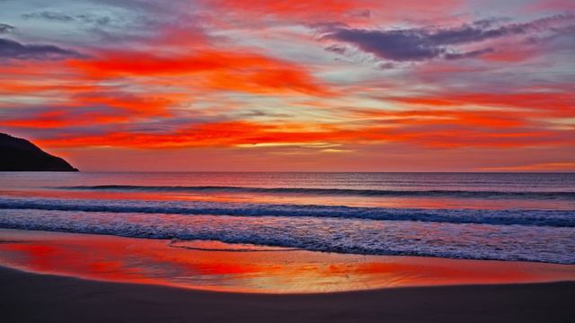 Закат в янтарных тонах на берегу с мягким шумом волн 🌅 Расслабляющий ASMR для сна и учёбы