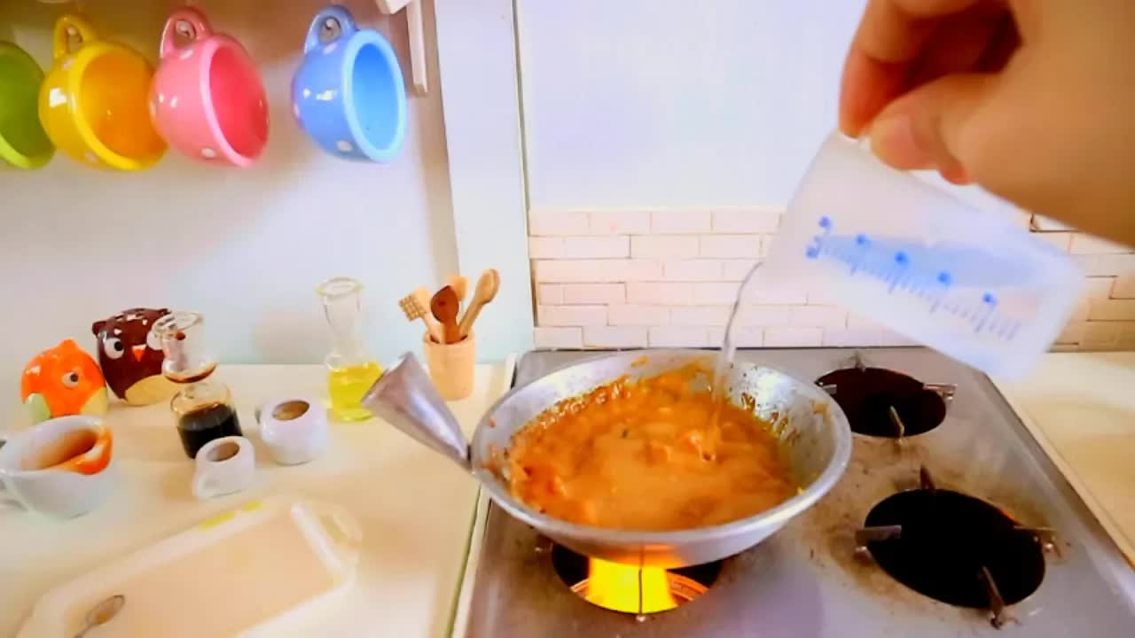Миниатюрная кухня: готовим тайскую курицу
