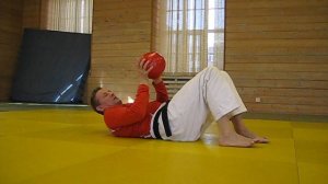 2018 год. Скручивание позвоночника в положении лёжа на спине с помощью медицинбола.