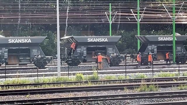 Экскаватор на комбинированном ходу, работает с хопперами дозаторами