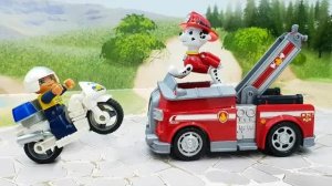 Мультфильмы про машинки с игрушек. Как машинки помогают друг другу.