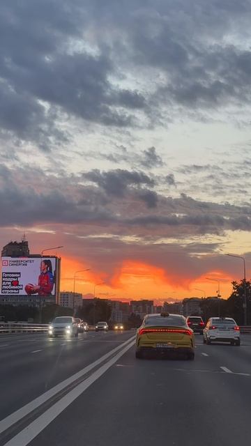 Закат в Москве. Как будто еду в сторону гор