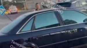Одесса, в одном из ЖК нет света уже более шести суток, люди вышли перекрывать дорогу. Такая ситуация