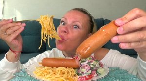 Мукбанг от Яны Сосиски с сыром, спагетти с кабачками, салат со сметаной. Еда вкуснота.