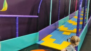 В торговом игровом центре для ребенка приятнее играть, чем в жару на улице.