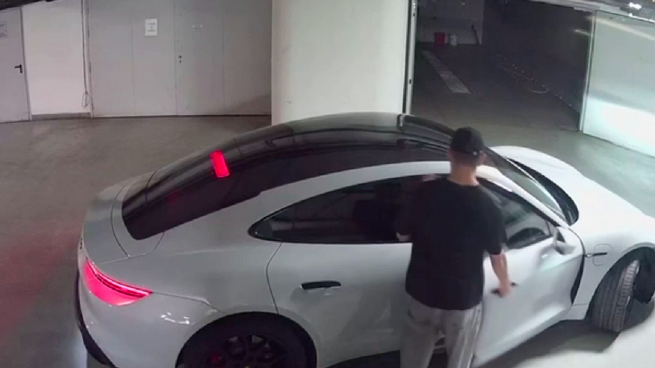 Сотрудники автомойки угнали Porsche и попали на нем в ДТП
