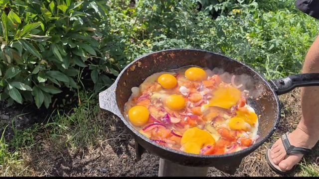 Шакшука на костре с ароматом дымка.