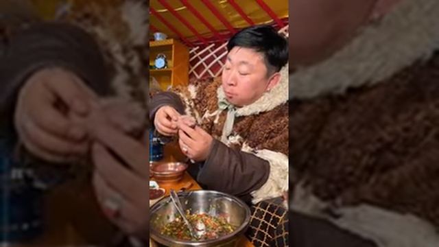 Сегодня мой младший брат пришел и приготовил тушеное коровье копыто, чтобы поесть#еда#вкусно