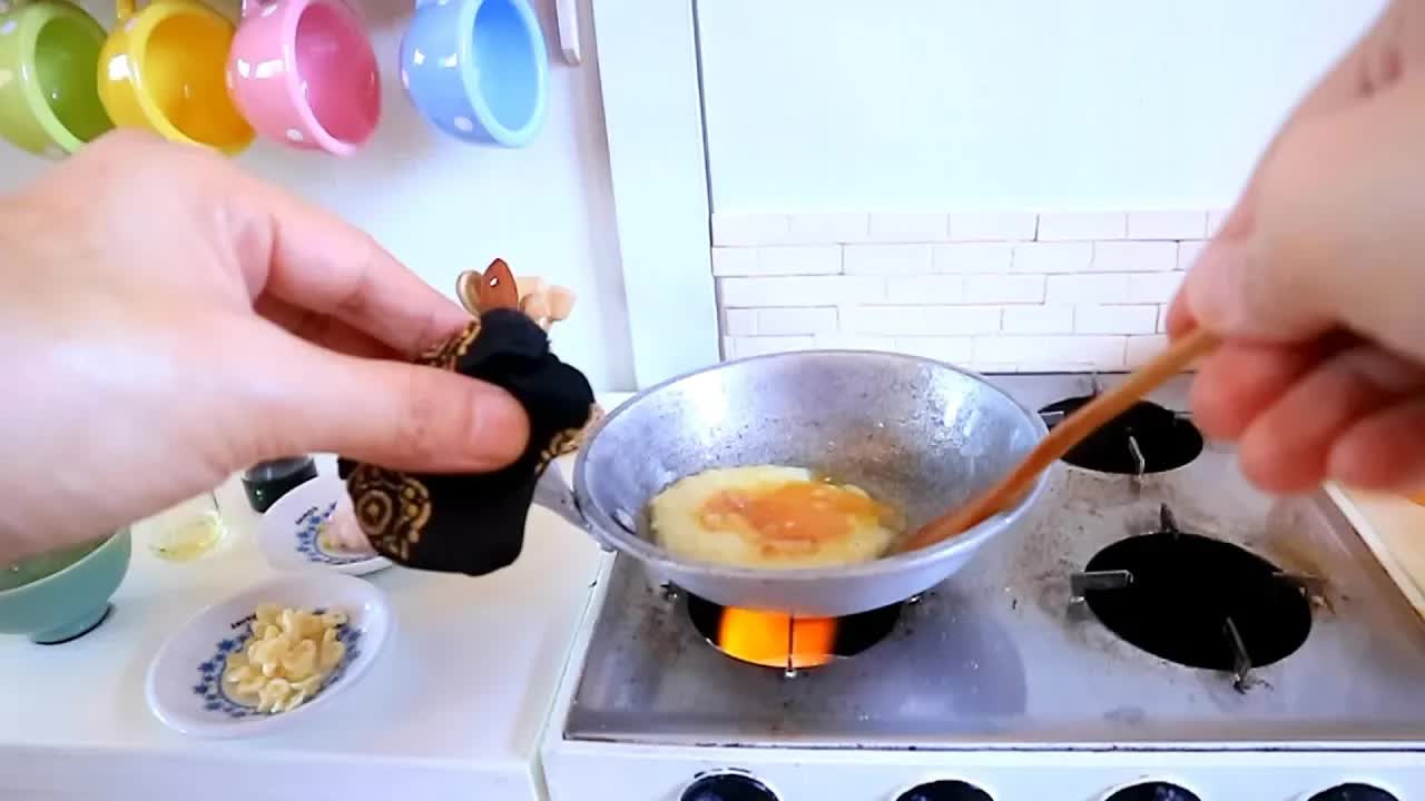 Миниатюрная кулинария: жареный рис с яйцом и бататом
