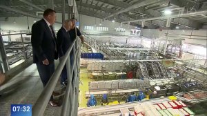 Путин продегустировал икру во время посещения рыбного завода на Курилах.
