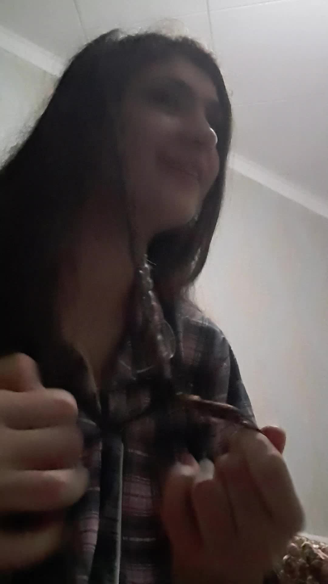 р