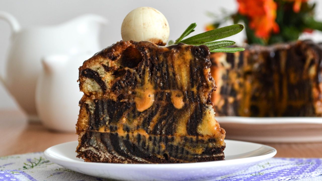 Смотрите какой разрез! 🍰 Рецепт простого торта Зебра с вареной сгущенкой.