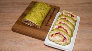Рулет из кабачков с сыром и помидорами