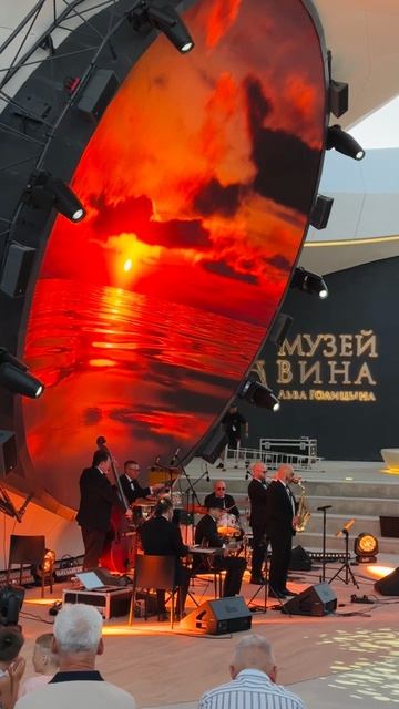 Вечерний джаз в Винном городе в Геленджике