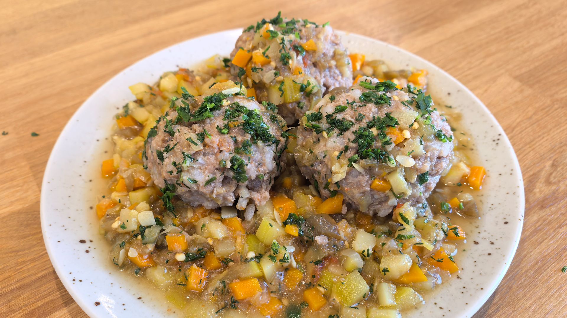 Диетические тефтели, тушенные в кабачковой (баклажанной) икре – вкусно, полезно, питательно