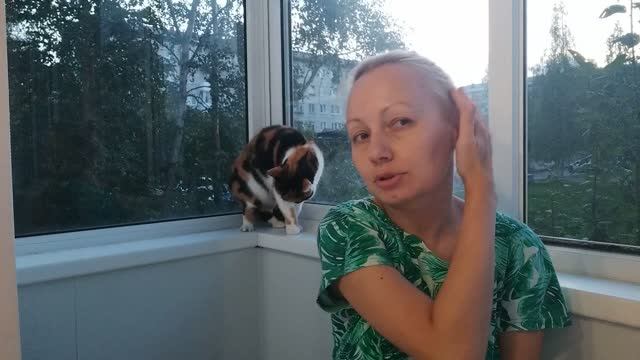 Сегодня мы с Сонюней гуляем на балконе 😄 У меня на ужин бутерброд с салом и вареники с картохой 😋