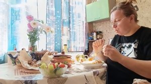 МУЖ ЖАРИТ ОЛАДЬИ 👍ЗАВТРАКАЮ ОДНА ВКУСНО😋
