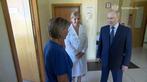 Путин ознакомился с работой Курильской центральной районной больницы и побеседовал с медперсоналом.