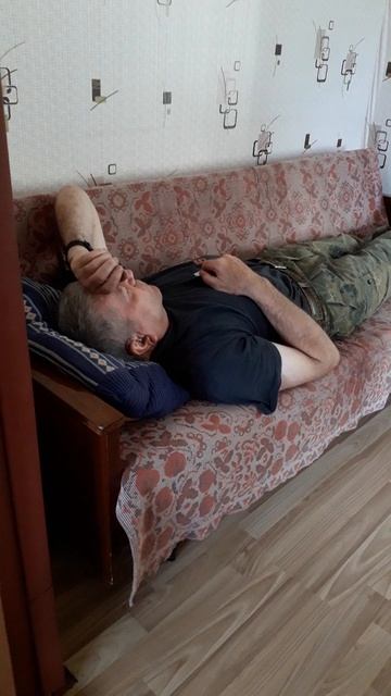 Мой дед ковыряет нос