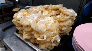 омлет с жареными яйцами, омлет с устрицами - тайская уличная еда