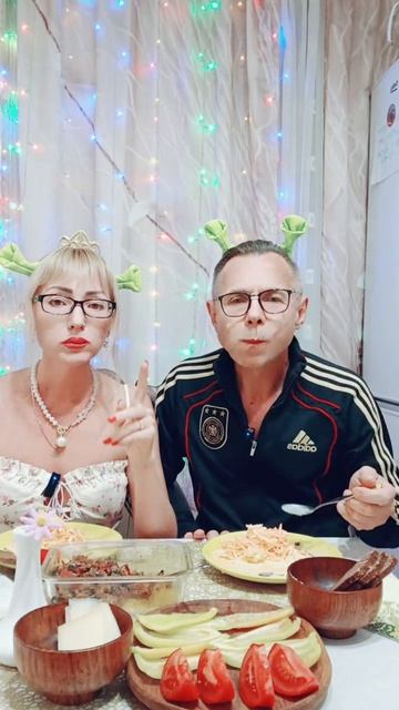 Салат с икрой😋😋😋,фрагмент мукбанга