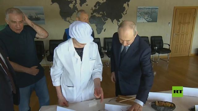 بوتين يتذوق الكافيار في مصنع معالجة الأسماك بجزيرة إيتوروب