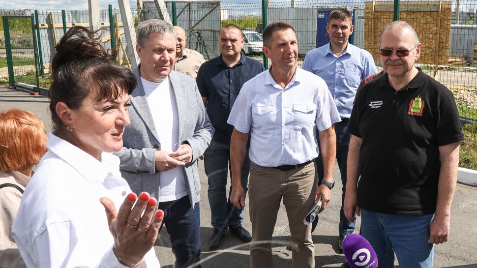 Олег Мельниченко лично контролирует ход строительства бассейна в микрорайоне Заря