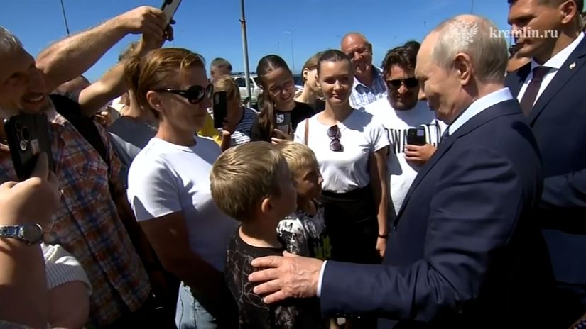 «Какая у вас погода! Курорт!»: Путин впервые на Курилах