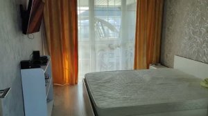 Убираюсь на даче, муж мастерит полку...