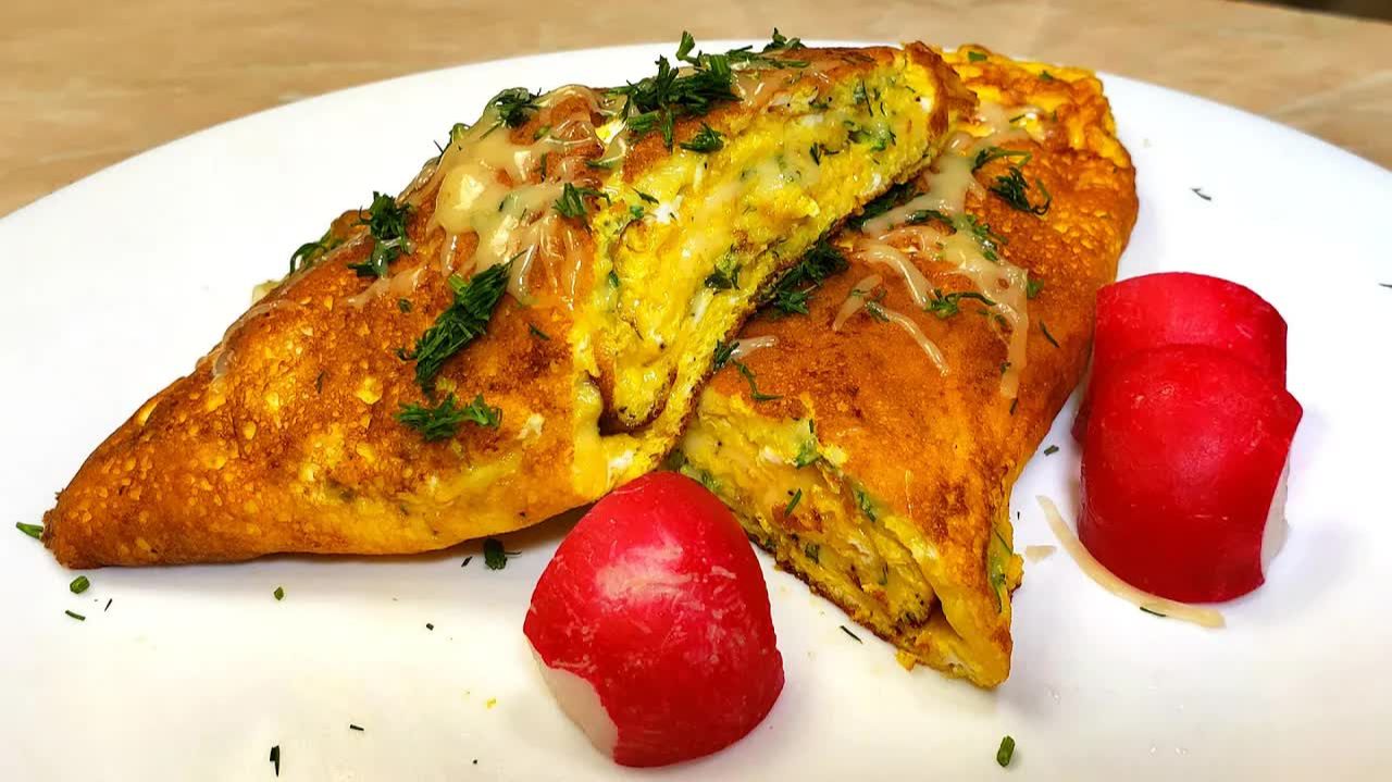 Вкусный завтрак за 5 минут: простой омлет с сыром, который получается сытным и недорогим
