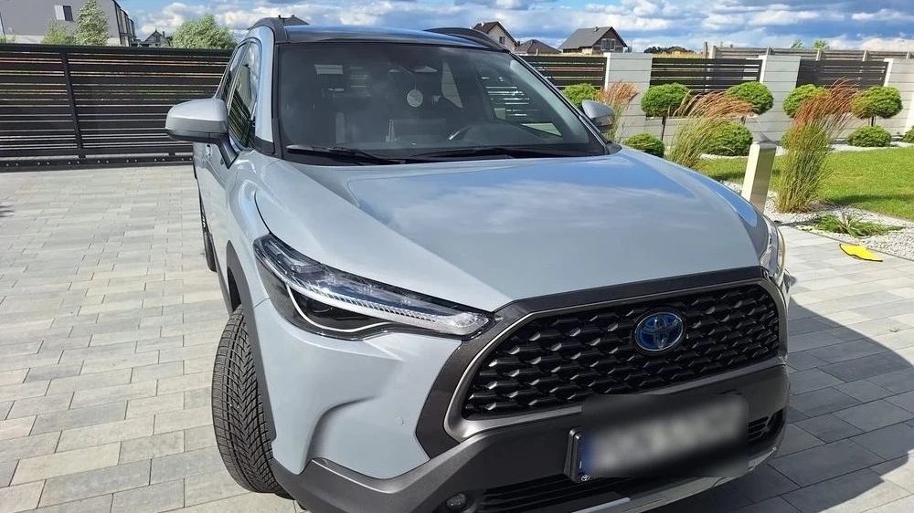 Предлагаем Вам Toyota Corolla Cross, гибрид. Комплектация Team Deutschland, 2023 года.